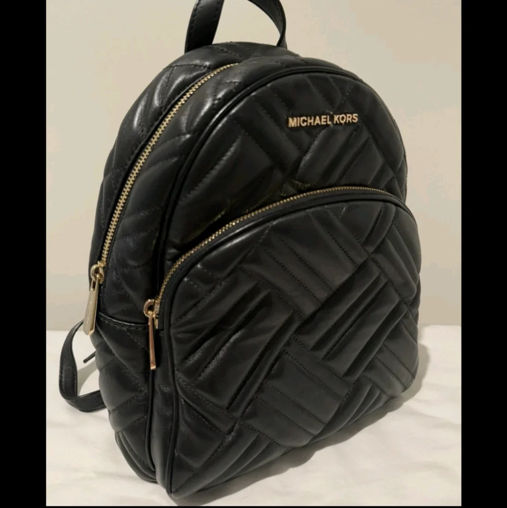 Michael Kors Abbey Medium Backpack Leather Quilted Black - Picture 3 of 10